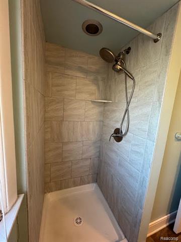 Builiding view thirty one for 23704 Couzens, Hazel Park, MI. 48030