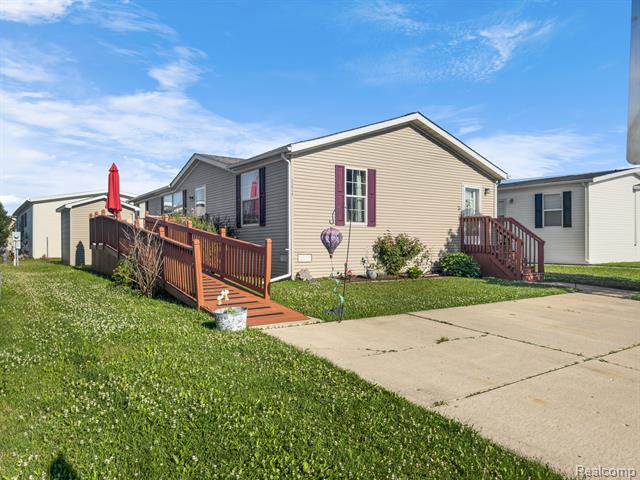 front view for 25840 Hanover Dr, Flat Rock, Mi. 48134