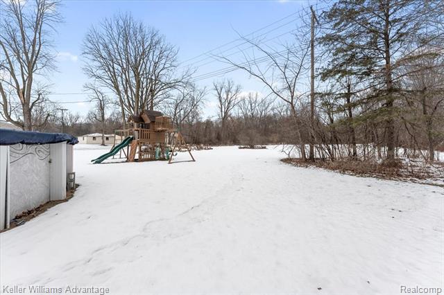 Builiding view twenty five for 30456 West, New Boston, MI. 48164