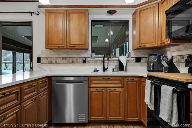 Builiding view eleven for 21539 Deerfield, Trenton, MI. 48183