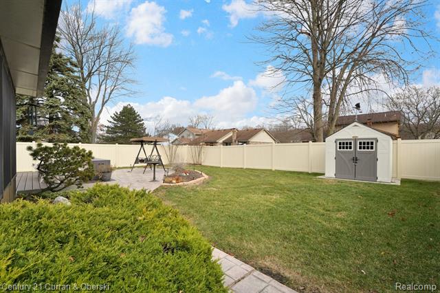 Builiding view thirty seven for 21539 Deerfield, Trenton, MI. 48183