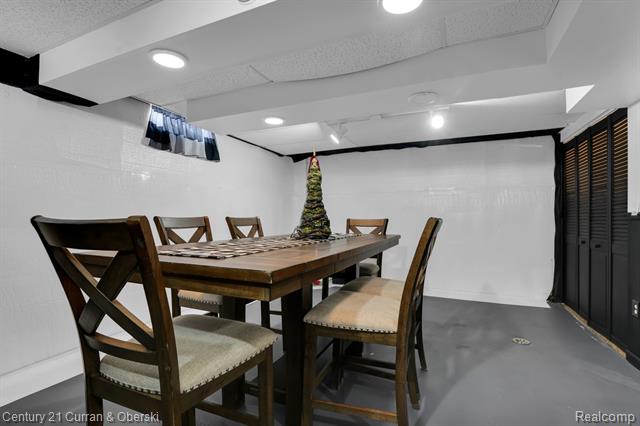 Builiding view thirty three for 21539 Deerfield, Trenton, MI. 48183