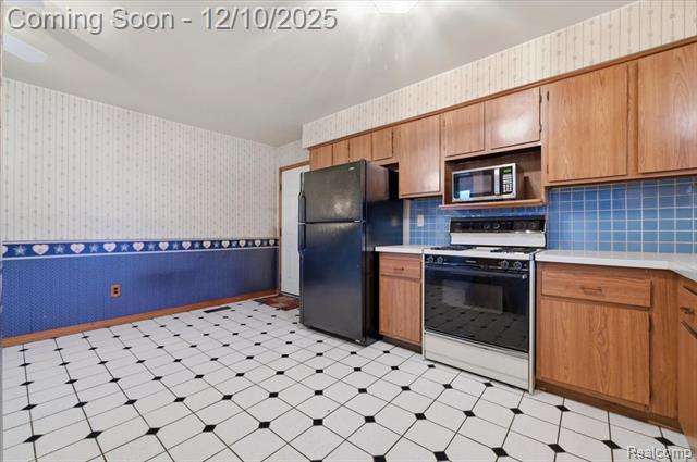 Builiding view nine for 21231 Tiffany, Trenton, MI. 48183