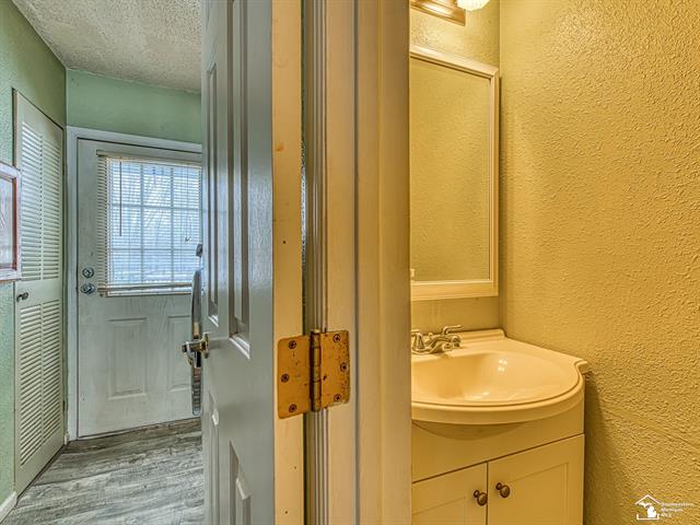 Builiding view eighteen for 15601 Bak, Belleville, MI. 48111