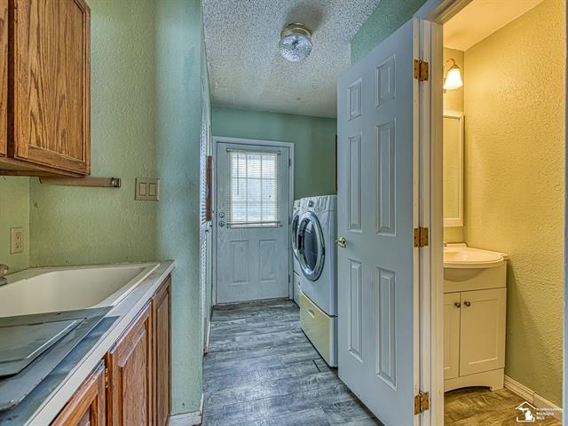 Builiding view seventeen for 15601 Bak, Belleville, MI. 48111