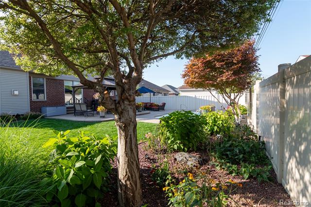 Builiding view eighty for 15861 Humphrey, Southgate, MI. 48195