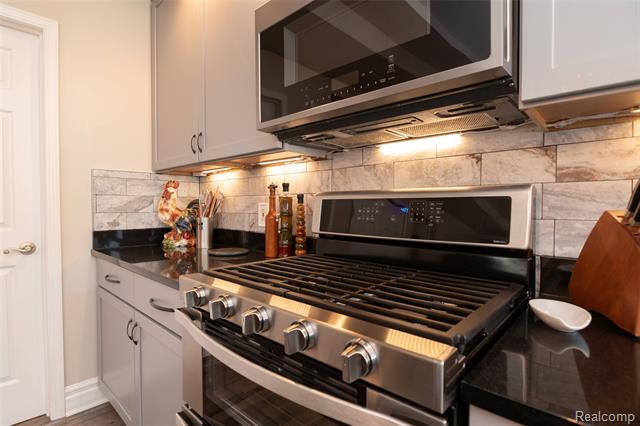 Builiding view forty five for 15861 Humphrey, Southgate, MI. 48195