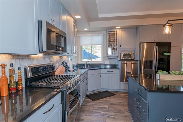 Builiding view forty two for 15861 Humphrey, Southgate, MI. 48195