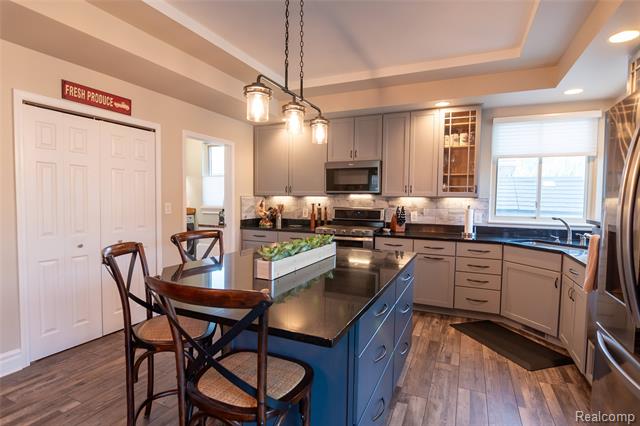 Builiding view forty for 15861 Humphrey, Southgate, MI. 48195