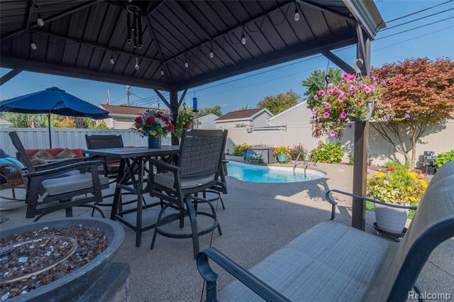 Builiding view seventy five for 15861 Humphrey, Southgate, MI. 48195