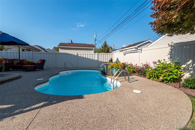 Builiding view seventy seven for 15861 Humphrey, Southgate, MI. 48195