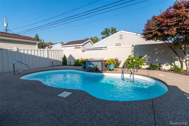 Builiding view seventy six for 15861 Humphrey, Southgate, MI. 48195