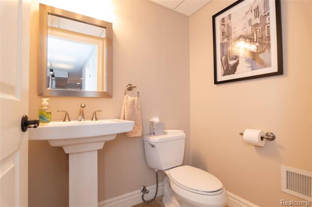 Builiding view sixty for 15861 Humphrey, Southgate, MI. 48195