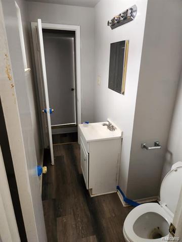 Builiding view ten for 15587 Oakbrook, Romulus, MI. 48174