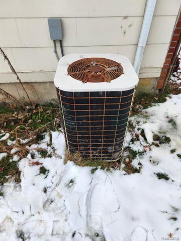 Builiding view twenty for 15587 Oakbrook, Romulus, MI. 48174