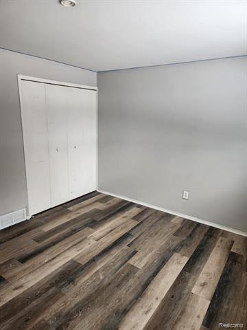 Builiding view two for 15587 Oakbrook, Romulus, MI. 48174