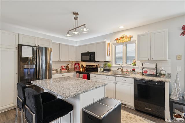 Builiding view fifteen for 15558 Applewood Lane, Southgate, MI. 48195