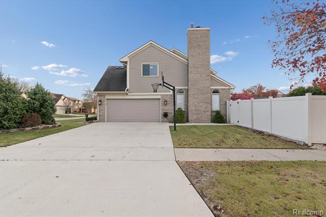 Builiding view fifty eight for 15558 Applewood Lane, Southgate, MI. 48195