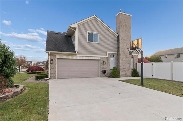 Builiding view fifty seven for 15558 Applewood Lane, Southgate, MI. 48195