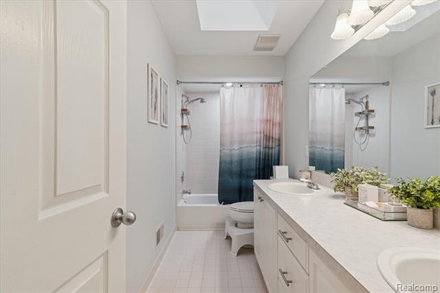 Builiding view forty one for 15558 Applewood Lane, Southgate, MI. 48195