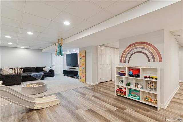 Builiding view forty three for 15558 Applewood Lane, Southgate, MI. 48195