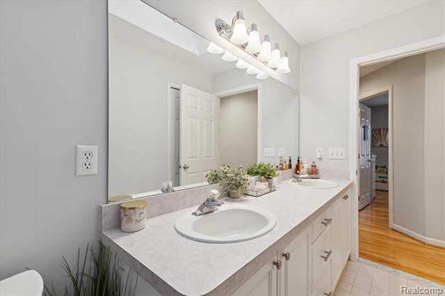 Builiding view forty two for 15558 Applewood Lane, Southgate, MI. 48195