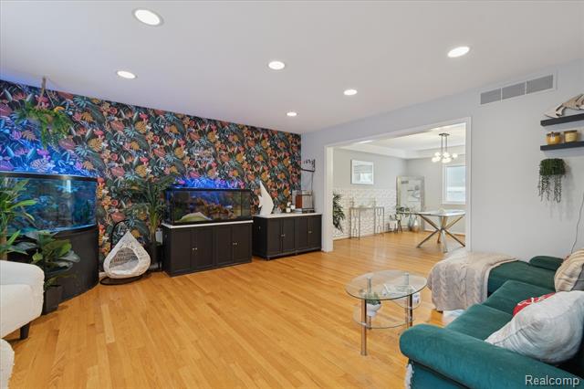 Builiding view seven for 15558 Applewood Lane, Southgate, MI. 48195