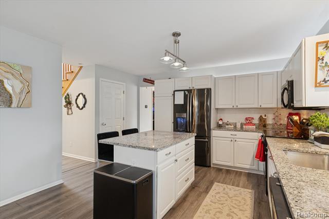 Builiding view sixteen for 15558 Applewood Lane, Southgate, MI. 48195