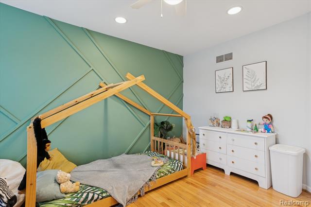 Builiding view thirty four for 15558 Applewood Lane, Southgate, MI. 48195