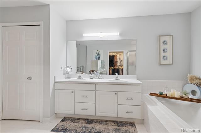 Builiding view thirty one for 15558 Applewood Lane, Southgate, MI. 48195