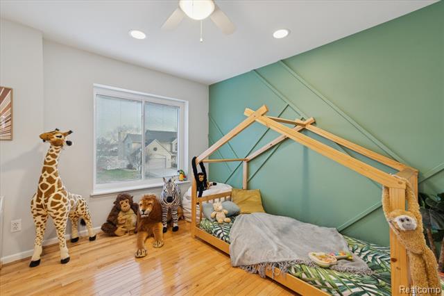 Builiding view thirty three for 15558 Applewood Lane, Southgate, MI. 48195