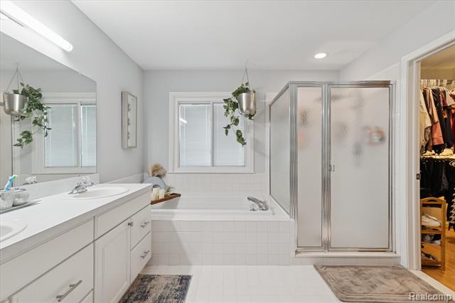 Builiding view thirty for 15558 Applewood Lane, Southgate, MI. 48195