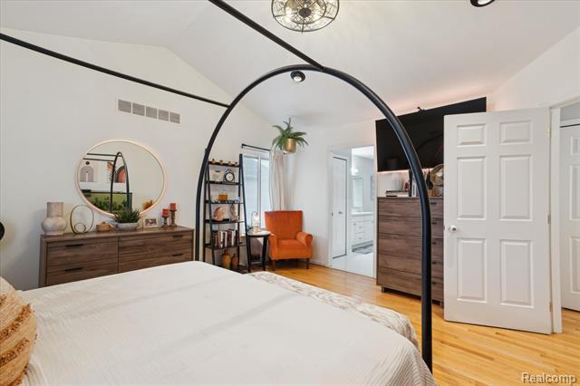 Builiding view twenty eight for 15558 Applewood Lane, Southgate, MI. 48195