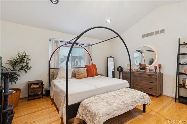 Builiding view twenty nine for 15558 Applewood Lane, Southgate, MI. 48195