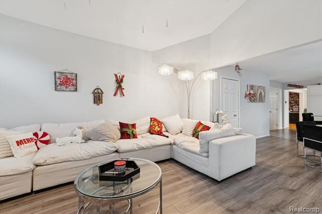 Builiding view twenty two for 15558 Applewood Lane, Southgate, MI. 48195