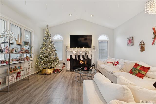 Builiding view twenty for 15558 Applewood Lane, Southgate, MI. 48195