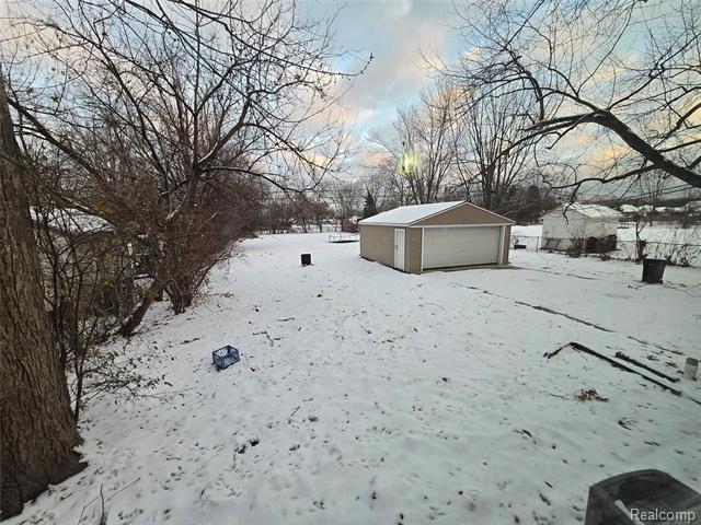 Builiding view twenty six for 15331 Allen, Southgate, MI. 48195