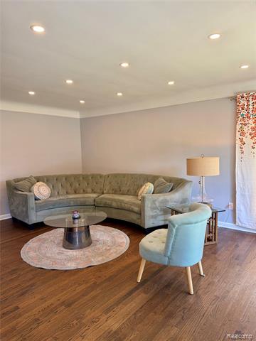 Builiding view eight for 24051 Rensselaer, Oak Park, MI. 48237