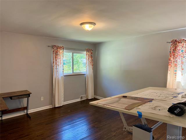 Builiding view fifteen for 24051 Rensselaer, Oak Park, MI. 48237