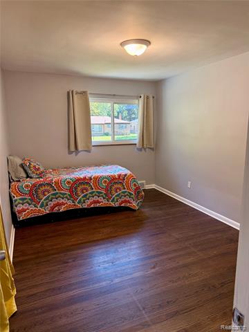 Builiding view fourteen for 24051 Rensselaer, Oak Park, MI. 48237