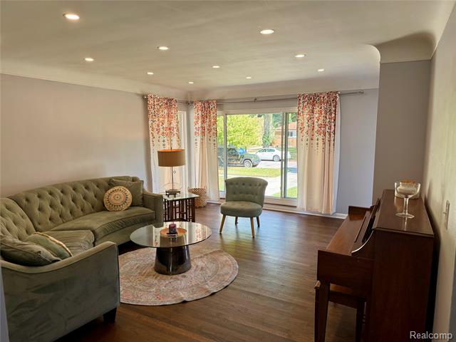 Builiding view seven for 24051 Rensselaer, Oak Park, MI. 48237