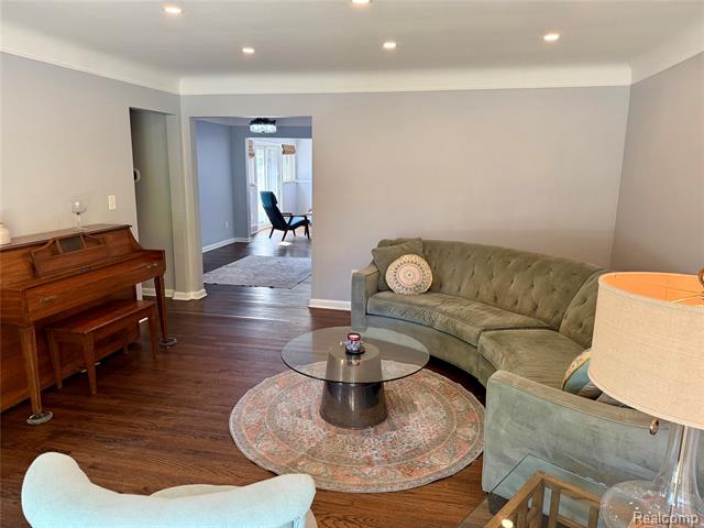 Builiding view six for 24051 Rensselaer, Oak Park, MI. 48237