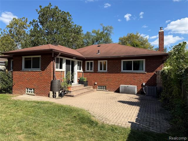 Builiding view twenty one for 24051 Rensselaer, Oak Park, MI. 48237