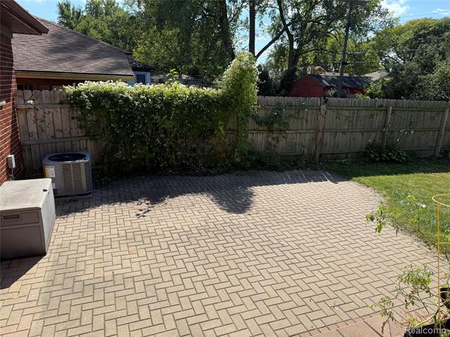 Builiding view twenty for 24051 Rensselaer, Oak Park, MI. 48237