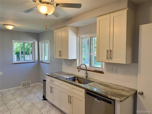 Builiding view two for 24051 Rensselaer, Oak Park, MI. 48237