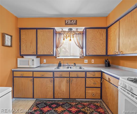 Builiding view nineteen for 37534 Van Petten, Romulus, MI. 48174