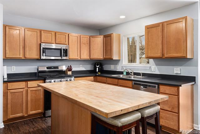 Builiding view nine for 26680 Parkside, Taylor, MI. 48180