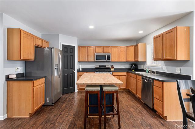 Builiding view ten for 26680 Parkside, Taylor, MI. 48180