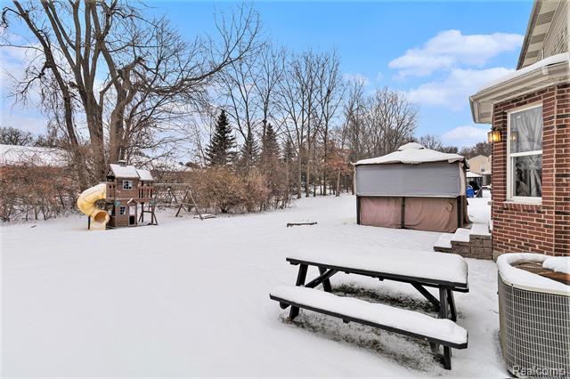 Builiding view thirty two for 26680 Parkside, Taylor, MI. 48180