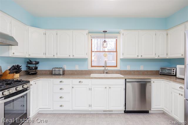 Builiding view ten for 22155 Maplelawn, Taylor, MI. 48180